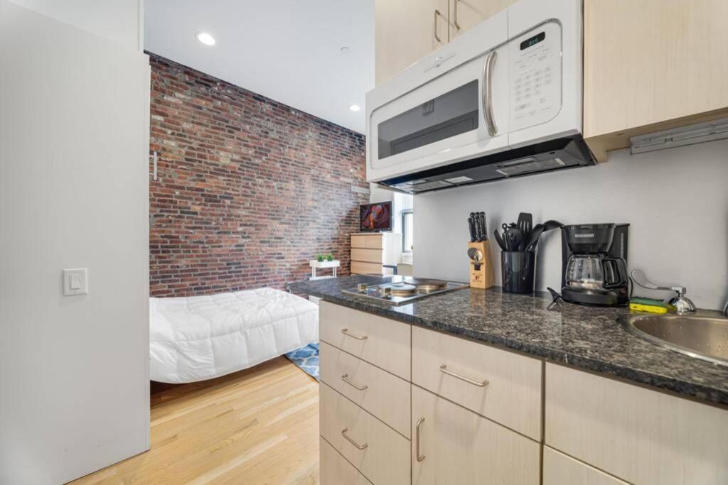 Simple Furnished Studio In The Heart Of Boston Exterior photo